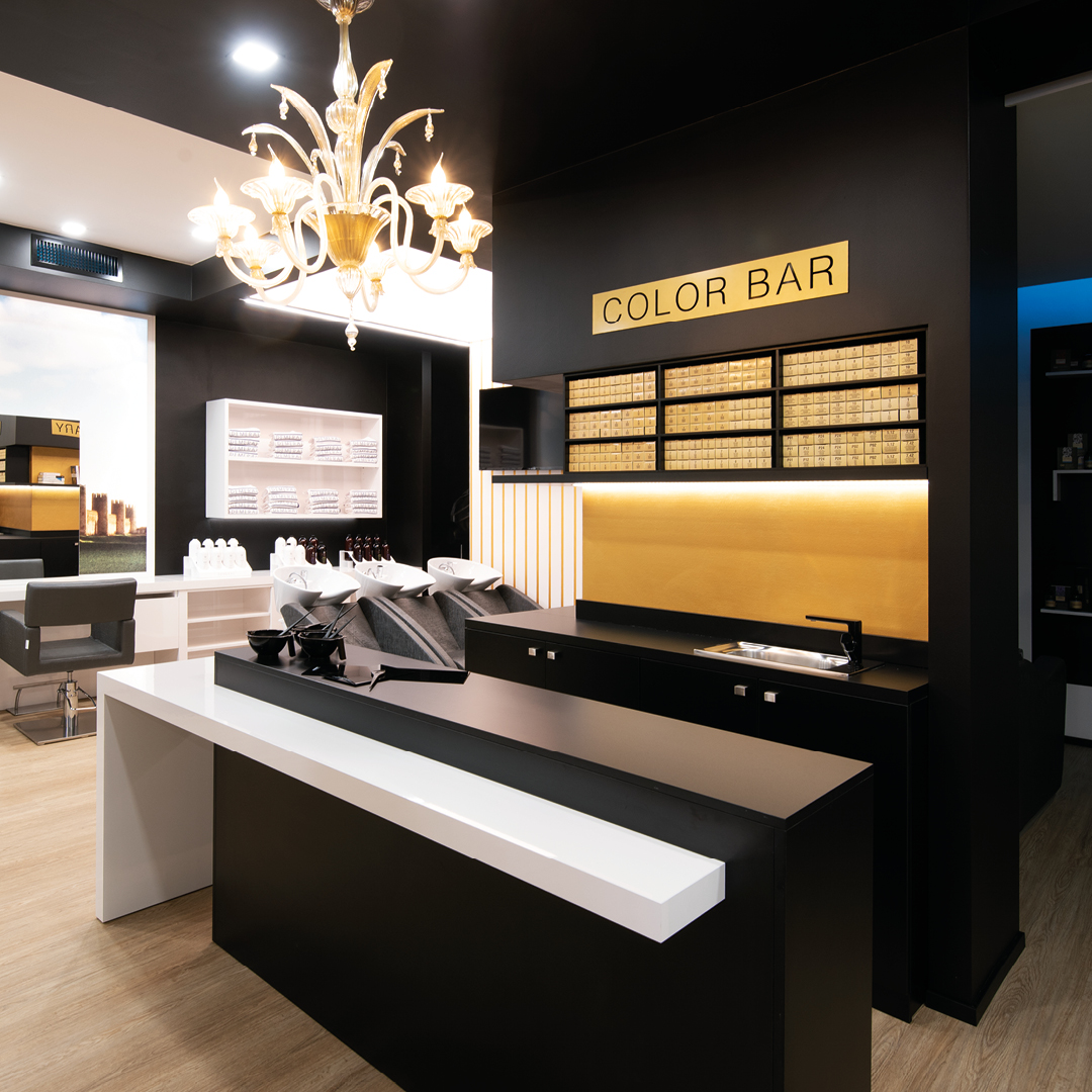 immagine del color bar con davanti il bancone per comporre la miscela del colore